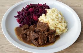 Hachee with red cabbage and mashed potato