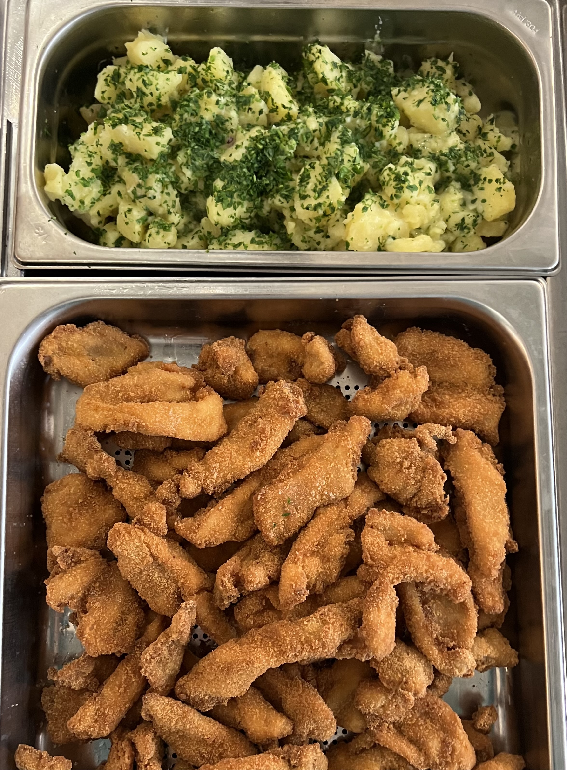 cross baked chicken fingers with parsley potatoes and lemon slice